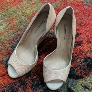 Gianni Bini Size 5.5 Wedges Eggshell Animal Skin